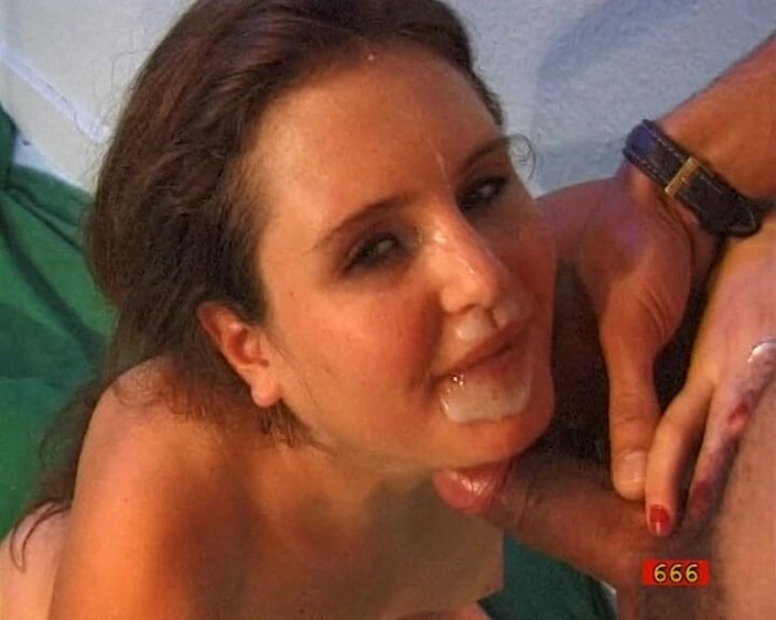 GGG John Thompson Classic Retro: Ragazza bruna gola profonda e ottiene sborra in faccia