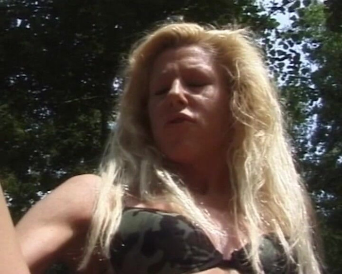 BB Video - Vintage Story: Немецкая милфа, женщина-блондинка- соло на улице, секс-игрушки в любительском видео