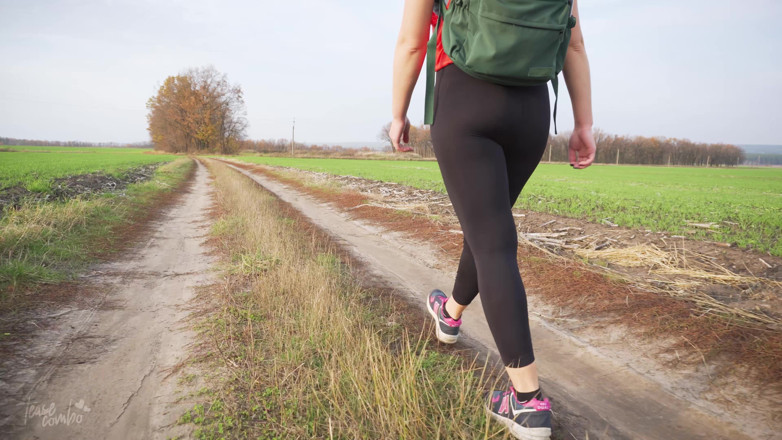 Teasecombo 4K: MILF in schwarzen strumpfhosen geht und neckt ihren schönen hintern