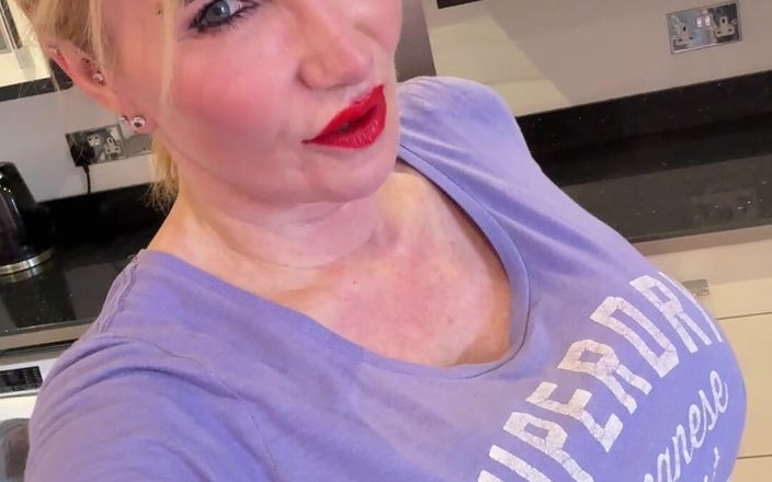 Sophie James: 汗まみれの毛深い猫汗をかく34jjおっぱい濡れたパンティー