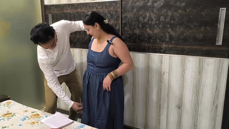 Desi chudai hub: Puja Bhabhi jebanie z krawcem do zszywania sukienki bezpłatnie