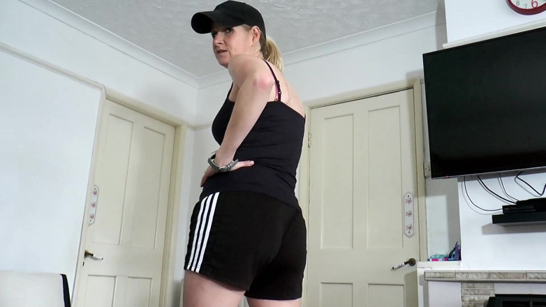 Britishmilf: Con trai riêng địt cái mông đầy mồ hôi của mẹ kế