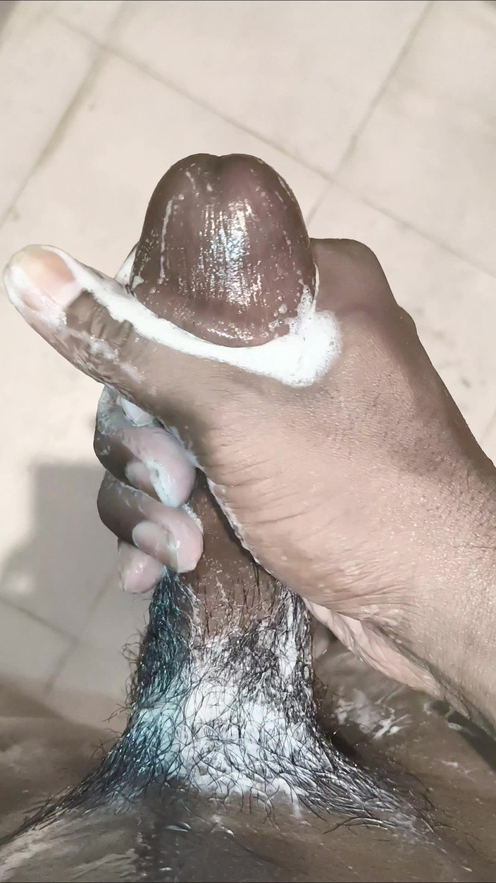 TS Azzy: TS azzy macht selbstbefriedigung am besten seife, handjob-masturbation im badezimmer