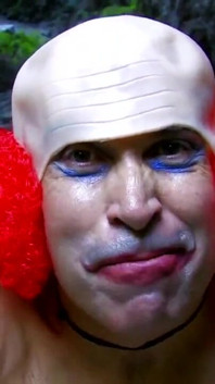 Fetiche de payaso y follada anal para morena en actividades al aire libre