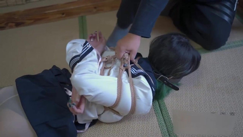 Aisan girl bondage: Xr65- una ragazza in uniforme scolastica si fa solleticare i...