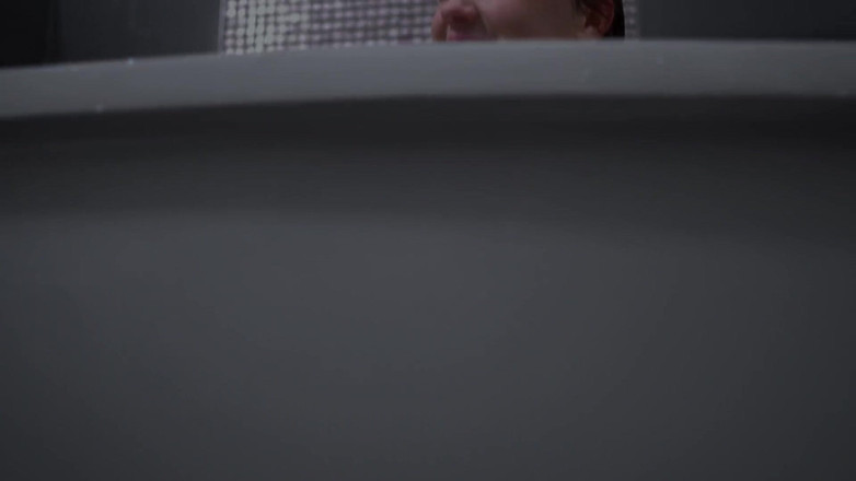 Sheryl X Sinclair: 욕조에서 빨간 머리의 핫한 자위!