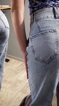 Secretară matură sexy în High Weist Jeans își tachinează fundul frumos