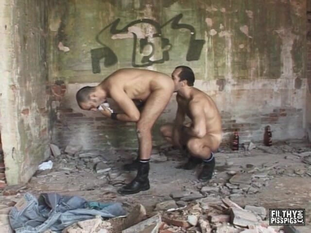 Filthy Piss Pigs: İşemek ve boşalmak için seyir