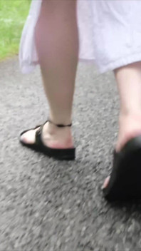 Dép Birkenstock vui chơi trong vũng nước mưa