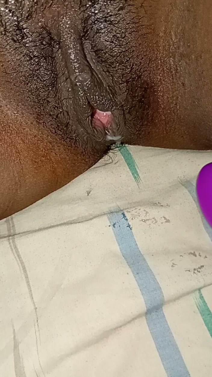 Sonaji: Hot Bhabhi Fingering and Squirt