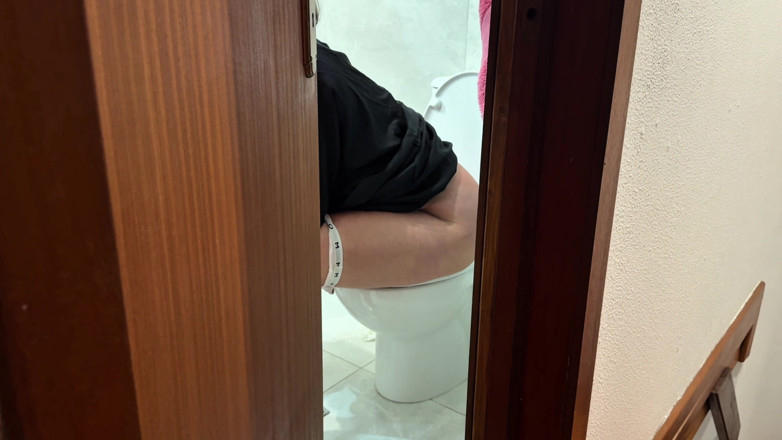 Emma Voyeur: ドアが開けっぱなし - 継母の継息子へのおしっこ回収