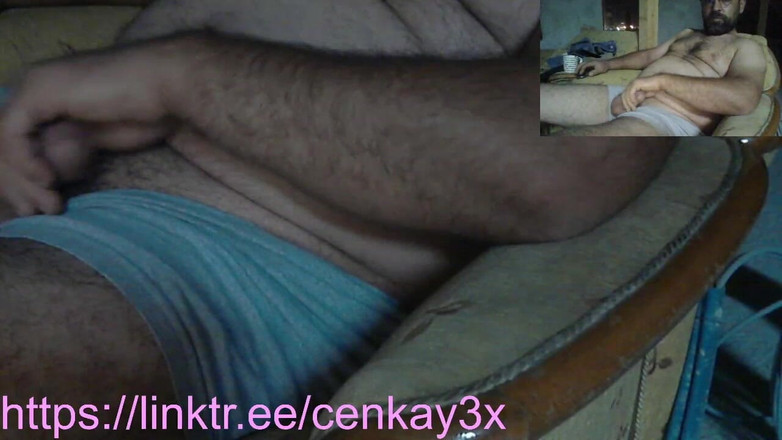 CenkAy: 라이브 방송에서 놀라워하는 거유 곰 아빠