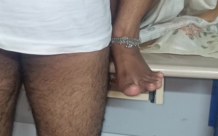 Inba: मलयाली आंटी अपने मैनेजर के साथ ऑफिस टेबल पर चुदाई कर रही है