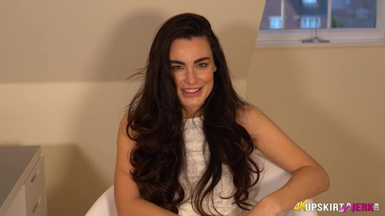 SkirtJerk: Laura - op heterdaad betrapt