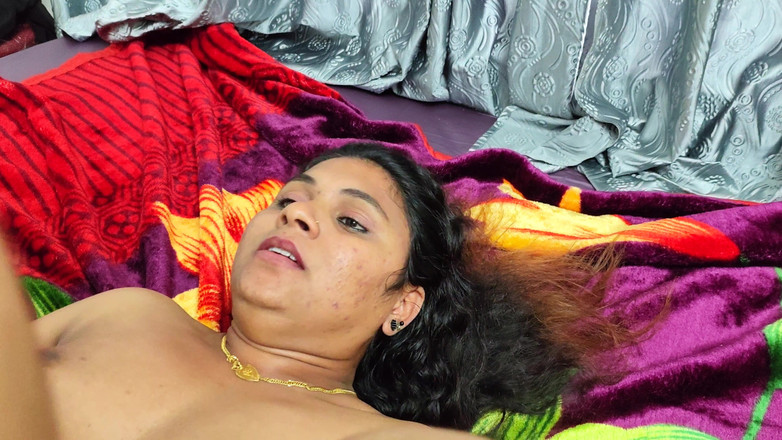 Vaigavarun45: Lízání dlouhého jazyka a intenzivní mrdání v posteli