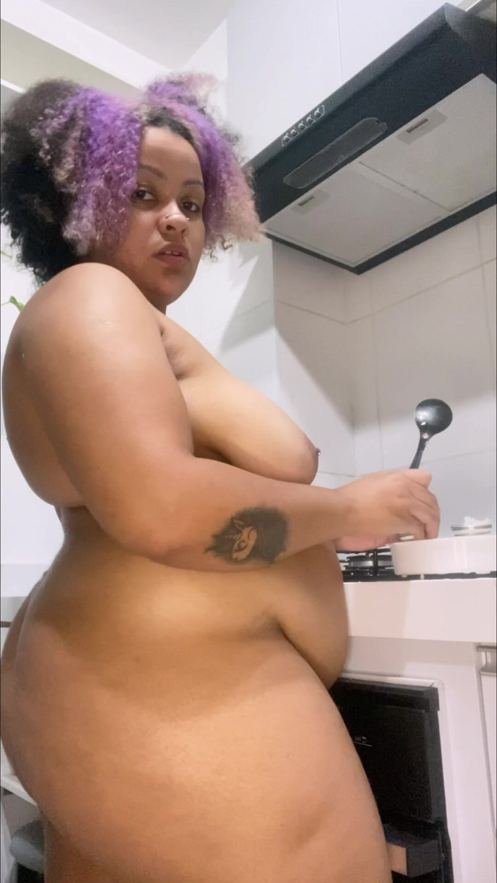 Cutiepiie Chubby: Vouyer awek montel makan telur rebus berbogel di sekitar rumah