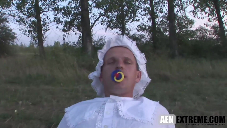 AEN Extreme: Vuxen baby blir knuten medan den suger på en napp