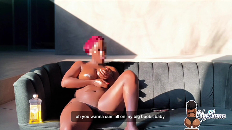 Afrocummy: Adik tiri kulit hitam dengan pantat bahenol lagi asik mainin...
