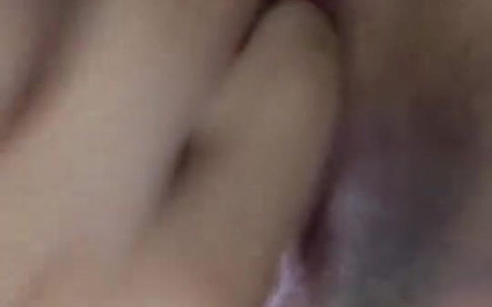 Rani gond: प्यारी लड़की apni chut me ungli karti hui