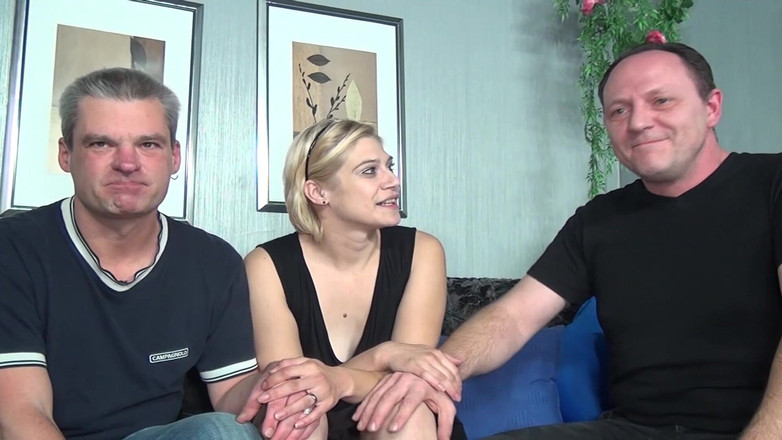 Deutscher hardcore: 热辣的德国女郎和双性恋男人玩3P