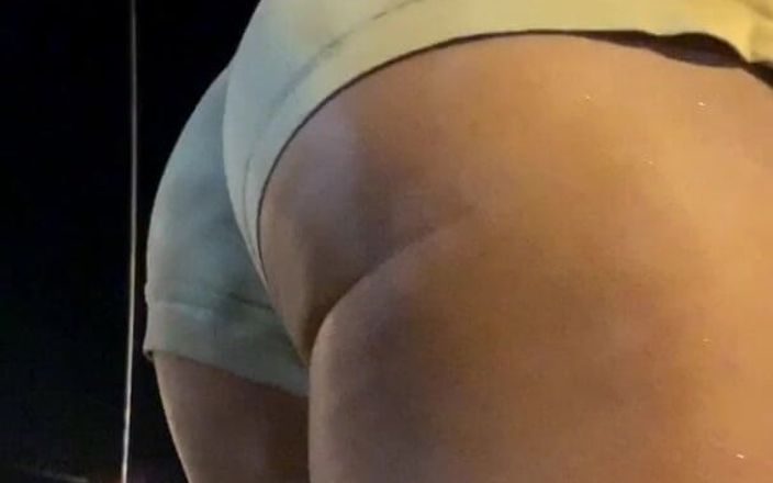 CindieLove: Khaki shorts si cewek hot dengan pantat bahenol lagi asik...
