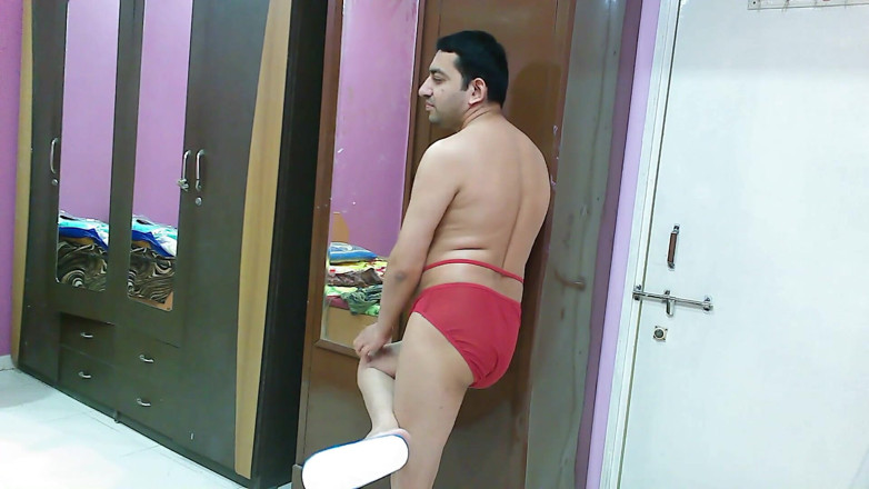 Cute & Nude Crossdresser: शर्ट, पैंटी और फ्लिप-फ्लॉप में सेक्सी बहन क्रॉसड्रेसर फेमबॉय स्वीट लॉलीपॉप।