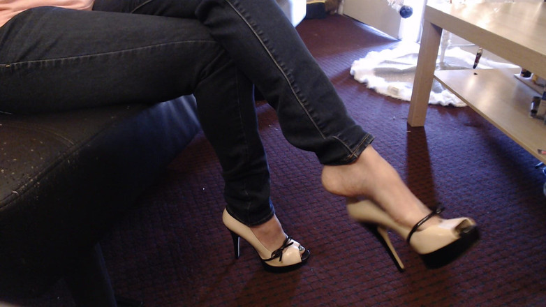 Abby Anna: セクシーなクリームヒールダブルクロスとぶら下がっている