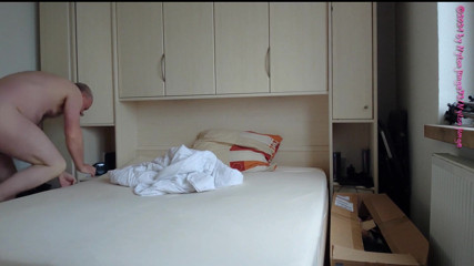 Carmen_Nylonjunge: Nahý chlapec z nylonu dělá postel 1