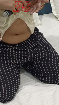 Une bhabhi desi sexy avec un vibromasseur en levrette, vidéo de sexe