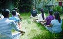 Cine Flix Media: Une prof de yoga indienne à gros nichons offre à une de...