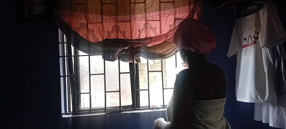 Creamyshuga: Fată sexy din sat face baie în fața complexului