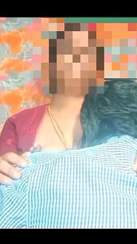 Insegnante tamil che bacia con uno studente