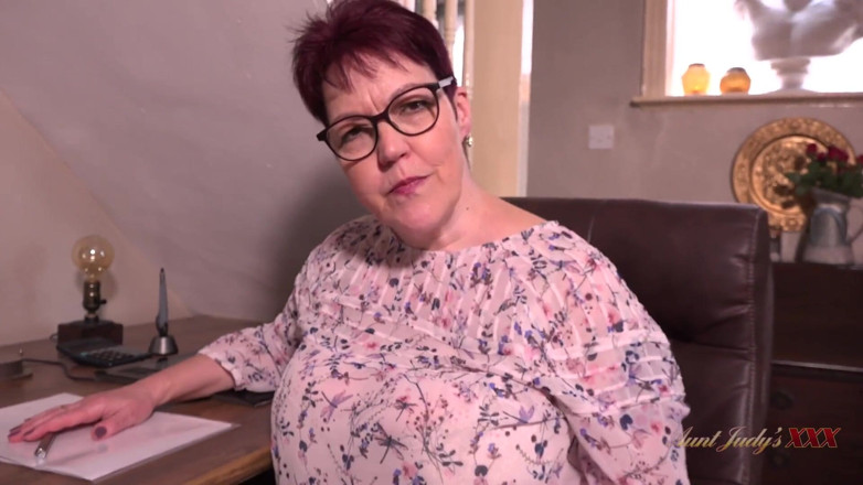 Aunt Judy's XXX: Șefa ta matură țâțoasă Layla Bird îți oferă un nou loc de...