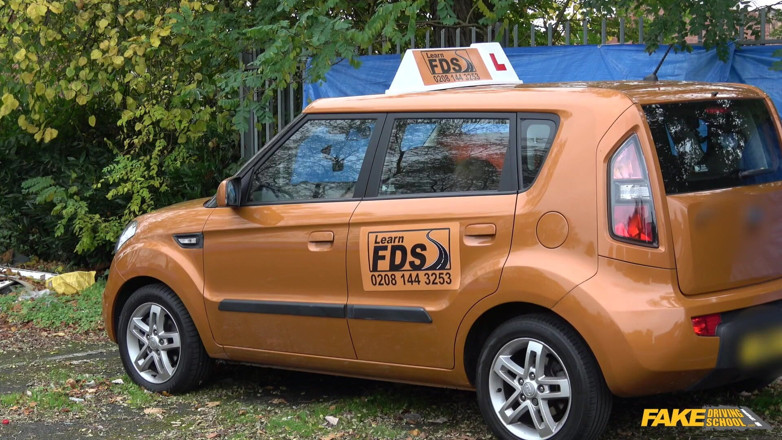 Fake Driving School: Facultatea de conducere falsă - superba Kiki ia muie în bancheta din...