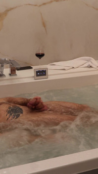 Hairy Muscle Stud: Luxury Jacuzzi Strip & Raw Jerk off - 4K Bodybuilder Solo