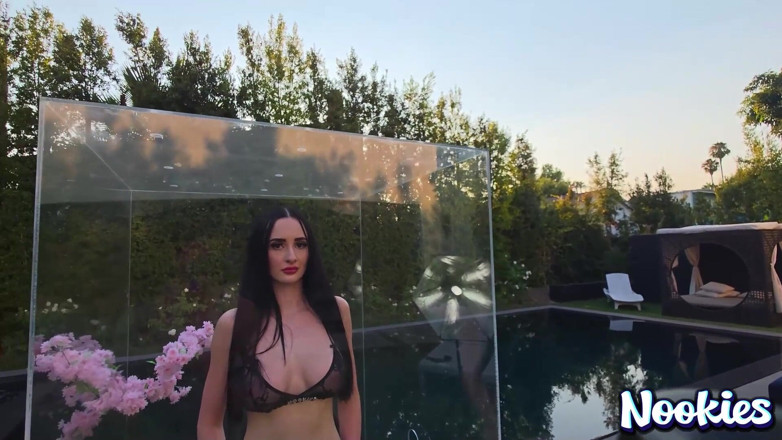 Nookies: Dominante sexbot Violet Voss empurra os limites do poder e...