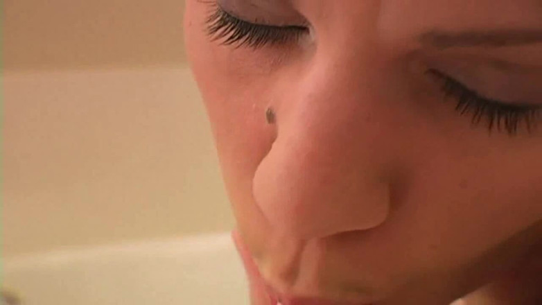 Solo Austria: Fany se masturbe dans la salle de bain