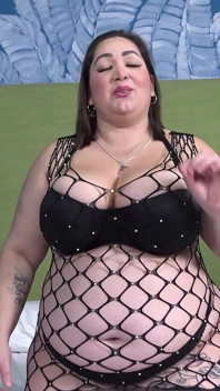 Mama Met Koe-uiers Melkt Een Paardenlul. Mae Quira, Busty MILF Op Pepeporn.