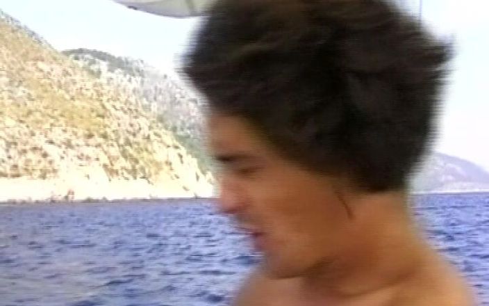 Enjoy German porn: Ta niemiecka blondie ma twarz zakrytą przez kapitana jachtu