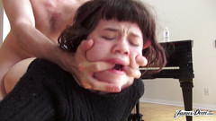 James Deen: Yhivi je nastříkaná do pusy od James Deen