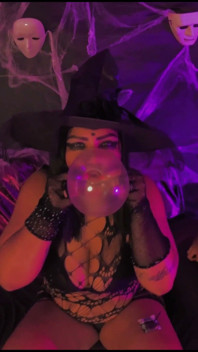 Halloween Night Witch, Dara dan Devil Panggilan Raksasa Dari Luar Untuk Mengongkek Mereka