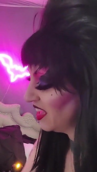 Elvira, sissy-training für monster-mash