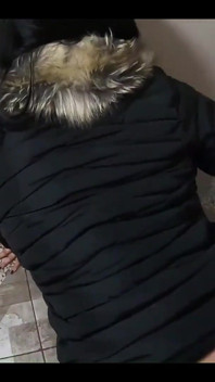 Milfycalla- Futai pe față, oral în gât adânc și sex în timp ce poartă un jachetă murdară și Uggs 220i îi place foarte mult să sugă pula în timp ce ...