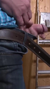 Vecinul rău o fute pe tânăra fiică vitregă a vecinului
