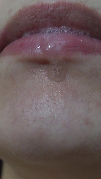 Minha meia-irmã brasileira faz um fetiche por língua e depois mostra sua boca e língua e depois seus dentes
