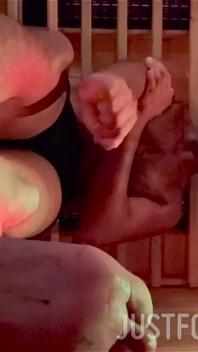 Prêt pour une séance avec moi, sueur dégoulinante dans le sauna après une longue séance de gym avec mes pieds sur le visage pour lécher et nettoyer