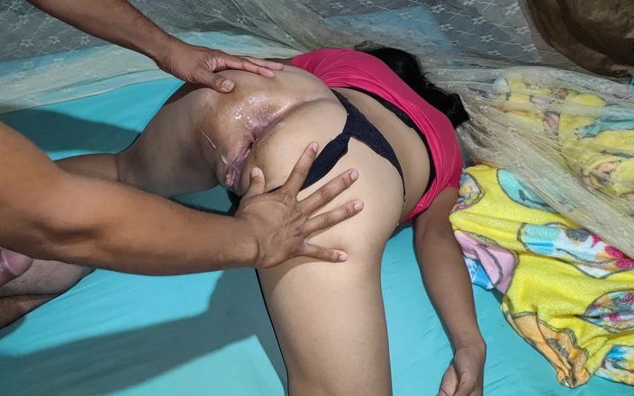 Cintialove: वह मुझे पहली बार डॉगी स्टाइल में खोलता है और मेरी चूत में घुसता है