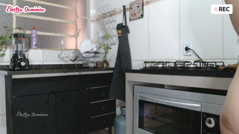 Curious Electra: Cameriera nuda che pulisce la cucina
