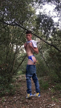 Napalone twink paski i szarpnięcia głęboko w lesie - ryzykowne wytryski na świeżym powietrzu