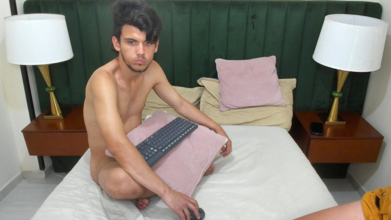 Chloe_and_mattews: main ek aesa jora hoon jise kamre men chodna pasand...